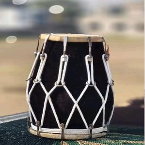 Tambour en bois foncé enveloppé d'un élégant treillis de cordes blanches, équipé de crochets de réglage en métal, disponible à prix de gros. - Product Image 1