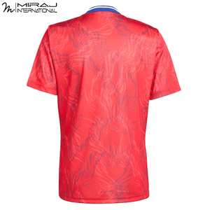 Nueva Camiseta de Rugby Sublimada de Alta Calidad, Color Rojo Brillante con Textura Sutil, Cuello en V, Manga Corta, Personalizable - Product Image 2