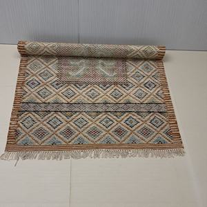 Alfombra Kilim de Lana Abstracta - Tejido Plano Simétrico Ecológico en Crema y Carmesí con Campo de Marfil y Motivos Rojos Tradicionales - Product Image 5