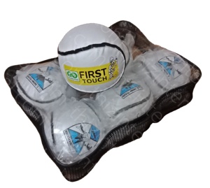 Go Game Tamaño oficial Pelotas de lanzamiento para jóvenes First Touch Sliotars GAA Pelotas de squash de cuero de tacto suave disponibles para jugadores jóvenes - Product Image 1