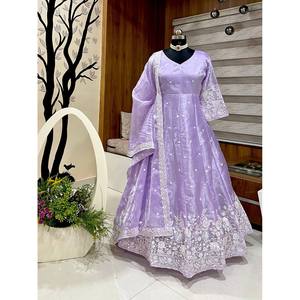 Robe de mariée en soie de créateur, taille XL, style Lehenga Choli - Bas de robe et dupatta avec broderie au fil - Product Image 1
