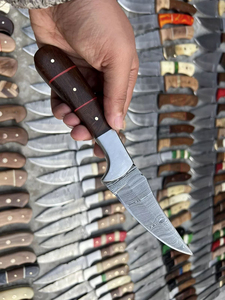 Lot de 100 couteaux de chasse à lame fixe en damas pour l'extérieur, personnalisation OEM prise en charge pour les détaillants - Product Image 1