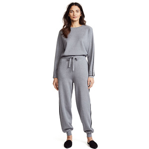 Survêtement gris personnalisé avec fermeture éclair, col rond, coupe ample, taille élastique et poches latérales - Product Image 1