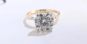 Anillo Solitario Delicado de Plata de Ley 925 con Moissanita de Corte Redondo de 5.00CT y Piedras Laterales, Certificado por IGI, en Venta - Product Image 6