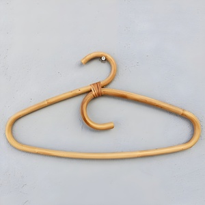 Organiseur de vêtements essentiel en rotin naturel, cintres en bois pour vêtements d'enfants - Product Image 4