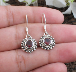 Pendientes Colgantes Minimalistas de Granate Rojo, Plata 925, Corte Pera, Joyería Geométrica con Piedras Preciosas, Tendencia Otoño Invierno - Product Image 2