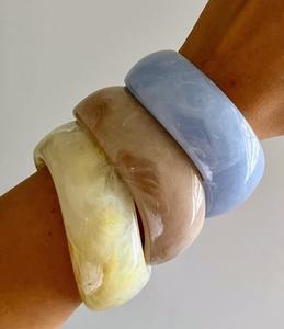 Brazalete de Resina con Efecto Mármol Ecológico Shan India - Accesorio de Moda Elegante y Moderno con Ajuste Cómodo para Fiestas - Product Image 1