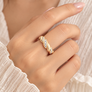 Anillo de Moissanita Dorado con Diseño Trenzado para Mujer, Clásico con Engaste Pavé y Corte Brillante Redondo, Joyería de Promesa - Product Image 5
