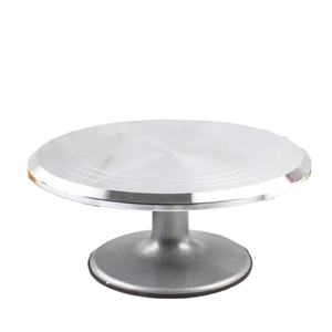 Soporte de aluminio clásico para pasteles con una base desmontable para un fácil almacenamiento y adecuado para panaderos profesionales y caseros - Product Image 1