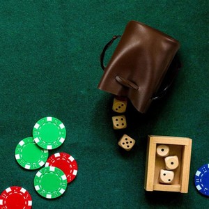 Sac de rangement multifonction en cuir PU noir avec cordon de serrage pour dés, jetons de poker, colliers et bijoux – Pochette de protection - Product Image 1