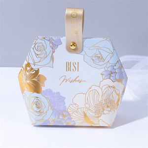 Dossiers tendance en PP avec poignée en aluminium, finition brillante et papier d'art pour cadeaux de mariage, bonbons et chocolats recyclables - Product Image 4