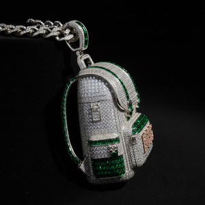 Colgante de moissanita con incrustaciones de gemas verdes de lujo, estilo Hip Hop, para mochila, collar llamativo personalizado, regalo de streetwear - Product Image 2