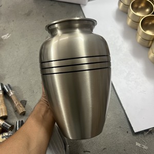 Urnas de Cremación de Latón Premium con Tres Bandas para Cenizas Humanas, Urna de Latón con Bandas de la Libertad, Urnas de Cenizas de Latón Hechas a Mano - Product Image 4