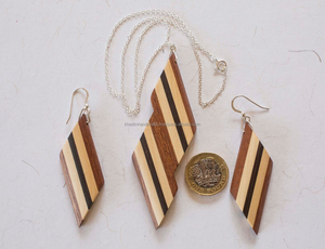 Pendientes clásicos de madera y resina de mejor diseño con forma de flor y piedra de rubí incrustada, ideales para proyectos de hallazgos de joyería - Product Image 3