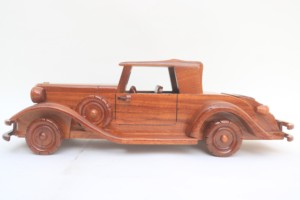 Modèle de voiture vintage en bois artisanal DUESENBERG MODEL SJ "SWEEP PANEL" PHAETON de 1933 pour souvenir, cadeau ou décoration de table - Product Image 3