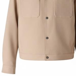 Veste cintrée en similicuir pour homme, couleur beige, design moderne, tissu de haute qualité et détails de poches élégants - Product Image 4