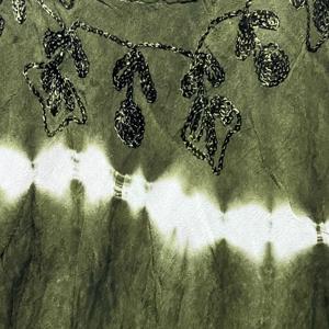 Atractiva Blusa Túnica Boho sin Mangas con Cuello Redondo y Estampado Tie Dye Verde Oliva para Mujer |   Vestido Casual Holgado con Corte Evase para Verano - Product Image 3