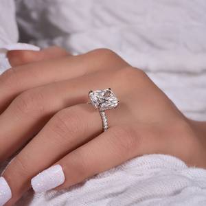 แหวนหมั้นมอยส์ซาไนต์ทรงเรเดียนท์คัท 5.75 กะรัต, แหวนทรงเรเดียนท์คัทแบบครัชไอซ์, ทรงเรเดียนท์แบบยาว, แหวนแบบฮาโลซ่อน - Product Image 5