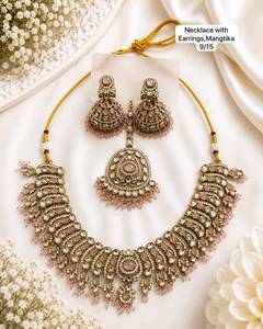 Parure de bijoux ethniques Kundan haut de gamme pour femme, comprenant un collier, des boucles d'oreilles et un Maang Tikka, en alliage de zinc plaqué or antique, idéale pour les mariages. - Product Image 5
