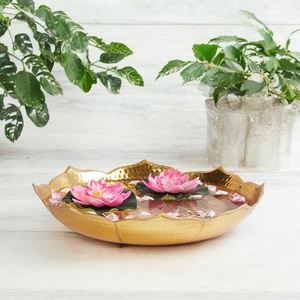 Bol Lotus Doré Plateau de centre de table décoratif Bol en métal artisanal avec accents de lotus rose - Product Image 1