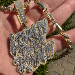 จี้เพชรโมอิสซาไนต์แท้สำหรับผู้หญิง ตัวเรือนเงิน/ทอง ทรงกลมเจียระไนแบบบริลเลียนท์ รุ่น LOYALTY Over ROYALTY สไตล์ฮิปฮอป - Product Image 1