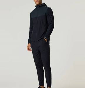 Conjunto Deportivo de Dos Piezas con Capucha Negra y Ribete Rojo, Chaqueta con Cierre de Cordón y Pantalones, Ropa Deportiva - Product Image 1