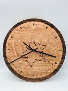 Reloj de pared de roble hecho a mano con hoja de arce grabada: Reloj de madera único con diseño inspirado en la naturaleza. - Product Image 1