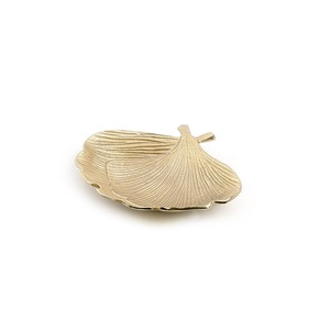 Maravilloso Plato para Servir en Forma de Hoja de Aluminio Dorado, Bandeja para Postres con Diseño de Hoja para el Hogar y Accesorios de Hotel - Product Image 1
