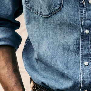 Camiseta básica elegante para hombre con abertura de botones y cuello clásico, material vaquero, diseño relajado con logo y bolsillos frontales - Product Image 3