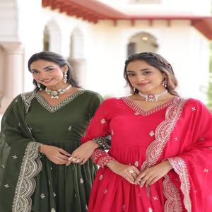 Vestido de Seda para Mujer VASTRA COTTAGE con Lentejuelas y Bordado Zari, Manga Larga, Cuello en V, con Dupatta a Juego - Product Image 5