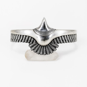 Bracelet manchette artisanal en argent sterling avec motif tribal bohème, bijou statement pour femme - Product Image 4