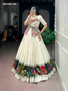 Lehenga de Algodón Khadi de Alta Calidad con Borde de Paneles Multicolor, Estilo Flare Completo, Color Crema, con Abertura Frontal y Lateral, y Blusa Larga a Juego, Moda Femenina - Product Image 5
