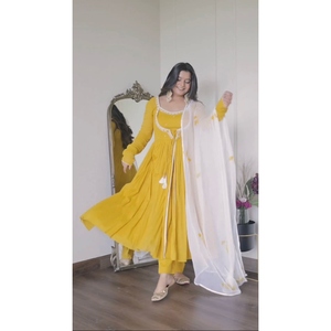 SECUENCIA DE BORDADO GEORGETTE ATRACTIVA TRABAJO CON DORI LATKAN FONDO SUPERIOR CON DUPATTA AMARILLO - Product Image 1