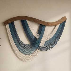 Décoration murale bohème faite à la main avec tissage de cordes bleues et blanches sur cadre en bois, forme personnalisée, pour la maison ou le bureau - Product Image 1