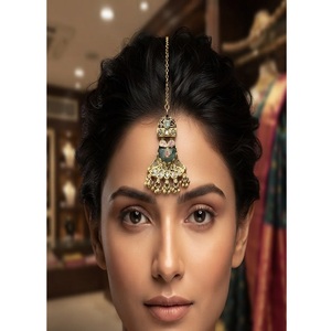 Accessoire de cheveux en laiton plaqué or antique Polki Mangtikka de qualité supérieure exclusive pour la collection de tenues de mariage - Product Image 1