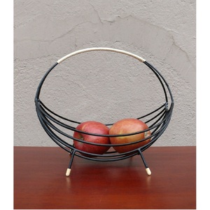 Panier à fruits en métal noir au design élégant avec poignée enveloppée et pieds surélevés pour la décoration de cuisine moderne et présentoir de maison - Product Image 1