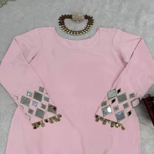 Conjunto Sharara VASTRA COTTAGE con Top de Seda, Bordado con Hilo de Espejo y Dupatta con Lentejuelas, Ropa Étnica Festiva - Product Image 2