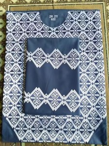 Vestidos Afganos Azul Rey Vibrante para Hombre con Patrones de Bordado Plateado Brillante y Silueta Tradicional con Múltiples Pliegues - Product Image 5