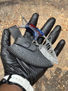 Cuchillo de Pesca y Camping de Acero de Damasco de Grado Industrial Hecho a Mano con Mango de Resina Azul y Roja, Pernos de Latón y Funda de Cuero Genuino OEM - Product Image 4