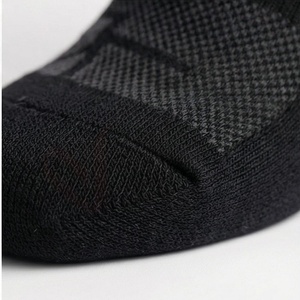 Chaussettes de sport pour hommes, noires, à motif géométrique, tricotées, respirantes, en spandex et polyester, style classique d'été - Product Image 6