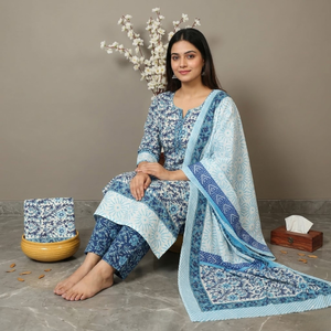 Traje Punjabi Profesional Blanco y Azul |   Conjunto de Kurti y Pijama con Estampado Floral Hecho a Mano con Borde |   Maestro de la confección de sarongs indios - Product Image 4