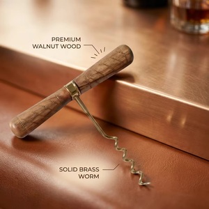 Ouvre-bouteille de luxe écologique en bois et laiton avec tire-bouchon et bouchon, accessoire de bar - Product Image 2