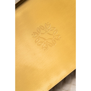 Magnifique plateau de service hexagonal doré avec une finition mate lisse et un motif floral gravé au centre pour le service - Product Image 3