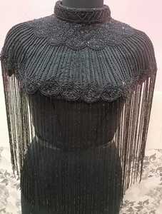 Cape en polyester pour adulte avec broderie perlée et franges, idéale pour les occasions festives, cape noire perlée à la main avec col haut, luxe - Product Image 4
