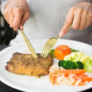 Set di 200 Posate Monouso in Plastica Resistente Senza BPA: 100 Forchette Dorate, 50 Cucchiai Argentati, 50 Coltelli Resistenti al Calore per Feste - Product Image 5