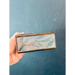 Le design minimaliste de la boîte à bijoux la rend une pièce attrayante pour les coiffeuses, les commodes et les tables de chevet. - Product Image 3