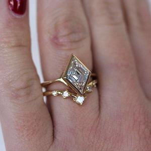 Anillo de compromiso geométrico minimalista de oro macizo de 14K con diamante de 2 quilates en forma de cometa con engaste de bisel, cultivado en laboratorio, certificado IGI, personalizado y de alta calidad. - Product Image 6