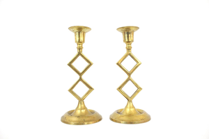 Élégante paire de chandeliers vintage en laiton massif, supports de bougies géométriques modernistes, bougeoirs décoratifs pour bougies coniques - Product Image 4