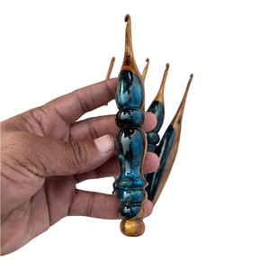 Crochet ergonomique en résine et bois de qualité supérieure avec poignée perlée, prise en main douce, outil artisanal fait main pour le tricot et les projets de bricolage - Product Image 3