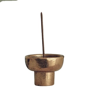 Porte-encens minimaliste en métal massif avec un bol surélevé et une base stable, conçu pour la collecte propre des cendres et un rituel quotidien calme. - Product Image 1